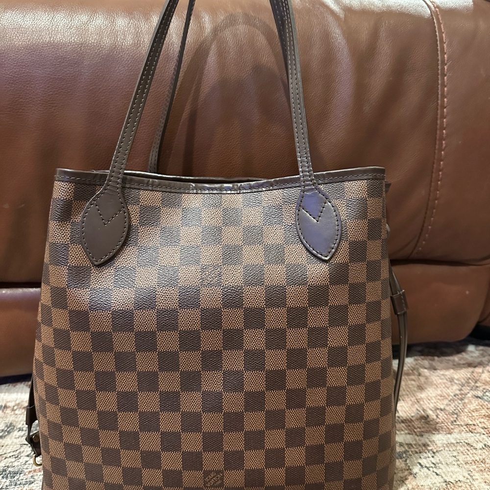 Louis Vuitton - Picture 1 of 3